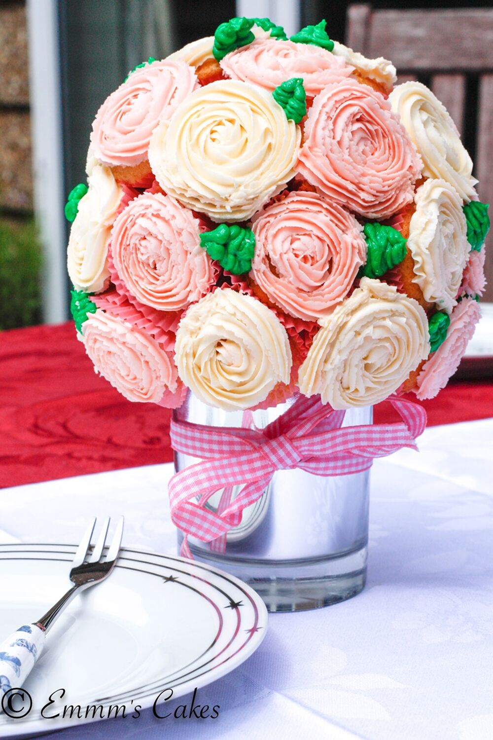 Elegant wedding cake with flowers